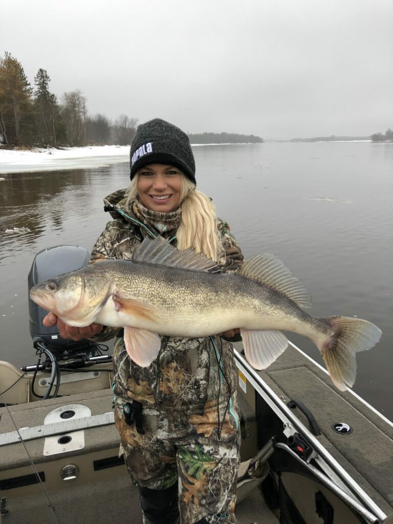 Rainy River Trophy Walleye Spring Fishing